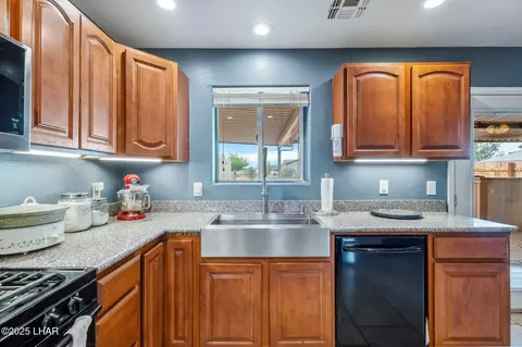 Kitchen - 3030 E Gordon Dr, Kingman, AZ 86409 photo 4 of 5