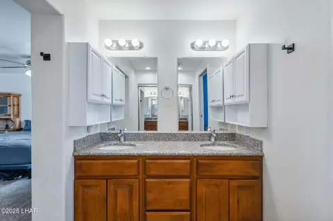 Bath - 3030 E Gordon Dr, Kingman, AZ 86409 photo 3 of 7