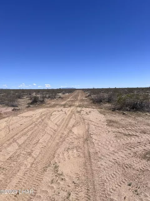 19130 S Lone Ranger Rd, Yucca, AZ 86438