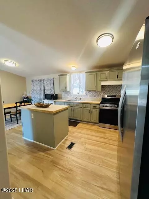 Kitchen - 44113 E Perry Dr, Salome, AZ 85348 photo 4 of 4