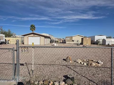690 W Comanche Dr, Quartzsite, AZ 85346