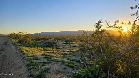 2455 S Lone Ranger Rd, Yucca, AZ 86438