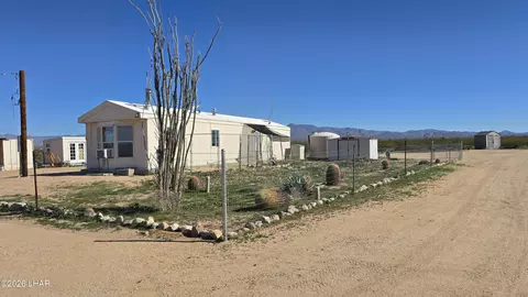 20063 S Dale Evans Rd, Yucca, AZ 86438