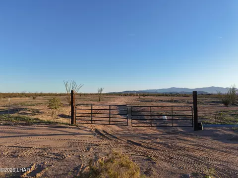12 W Medio Dr, Yucca, AZ 86438