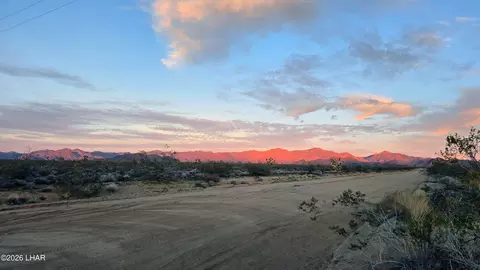 586 S Gene Autry Rd, Yucca, AZ 86438