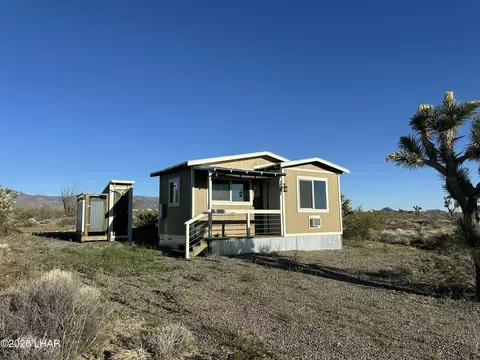 122 S Carrow Rd, Yucca, AZ 86438