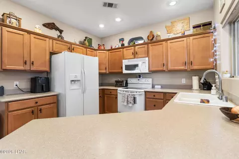 Kitchen - 7134 E Stoneaxe Dr, Kingman, AZ 86401 photo 2 of 6