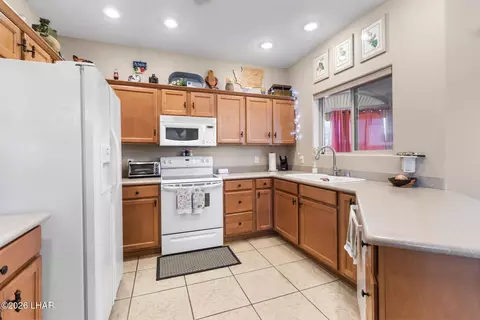 Kitchen - 7134 E Stoneaxe Dr, Kingman, AZ 86401 photo 5 of 6