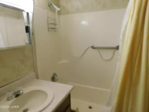 Bath - 691 W Comanche Dr, Quartzsite, AZ 85346 photo 2 of 4