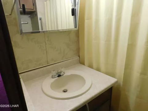 Bath - 691 W Comanche Dr, Quartzsite, AZ 85346 photo 1 of 4