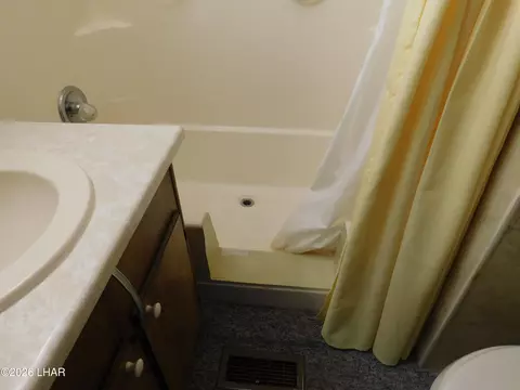 Bath - 691 W Comanche Dr, Quartzsite, AZ 85346 photo 3 of 4