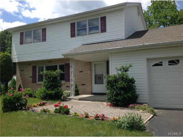 18 Split Tree Dr, Wappingers Falls, NY 12590 photo 1