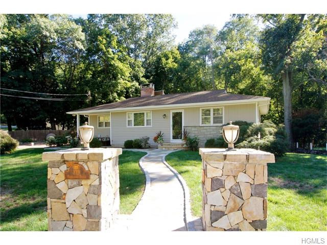 819 Oakwood Dr, Peekskill, NY 10566 photo 1