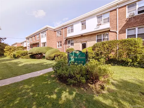 22 Keogh Ln #1A, New Rochelle, NY 10805