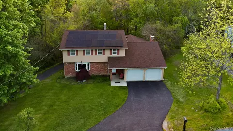 29 Hillview Dr, La Grange, NY 12603