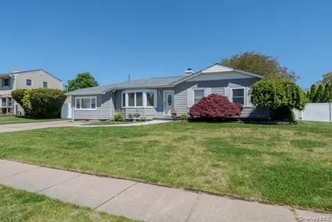41 Jenny Ln, Holtsville, NY 11742