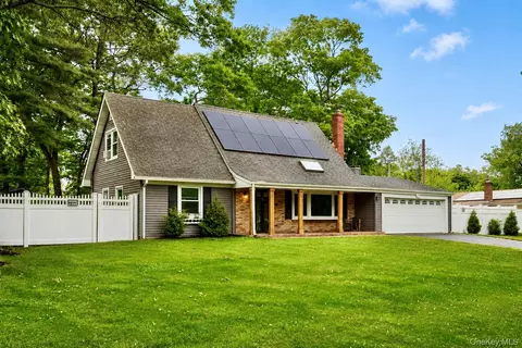 26 Wintergreen Dr, Coram, NY 11727