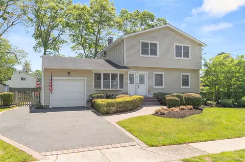 46 39th St, Islip, NY 11751