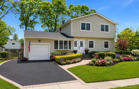 46 39th St, Islip, NY 11751