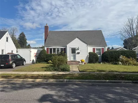 75 Underhill Ave, Hicksville, NY 11801