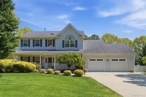 15 Framingham Ln, Shoreham, NY 11786