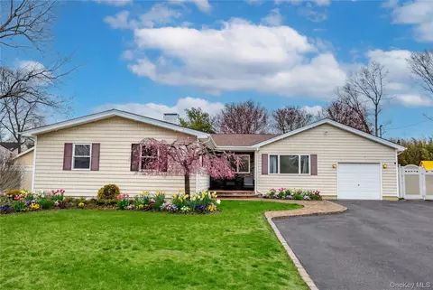 31 Halliday Rd, Coram, NY 11727