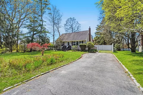 9 White Birch Ln, Remsenburg, NY 11960