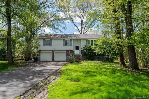 10 Mahar Dr, Poughkeepsie, NY 12601