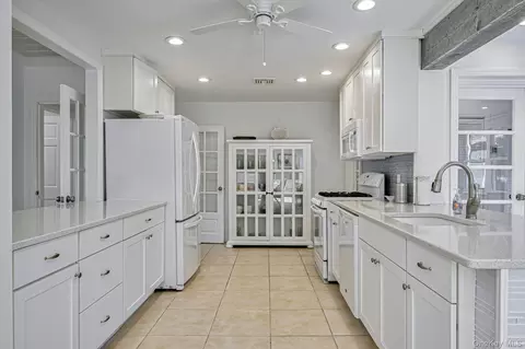 Kitchen - 39 Sloop Walk, Islip, NY 11770 photo 1 of 3
