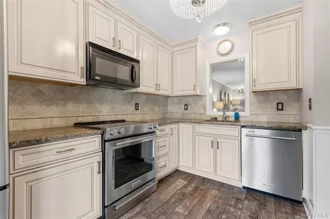 204 Twin Brook Ct, Carmel Hamlet, NY 10512