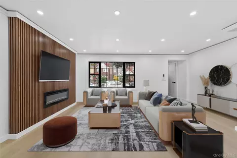 114-25 200th St, New York, NY 11412