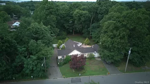 81 Union Ave, Amityville, NY 11701