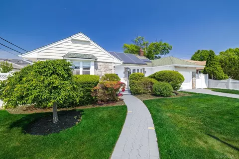 708 Lorentz St, Elmont, NY 11003