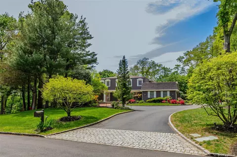 6 The Holw W, East Norwich, NY 11732
