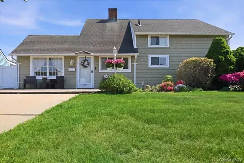 335 Twin Ln S, Wantagh, NY 11793