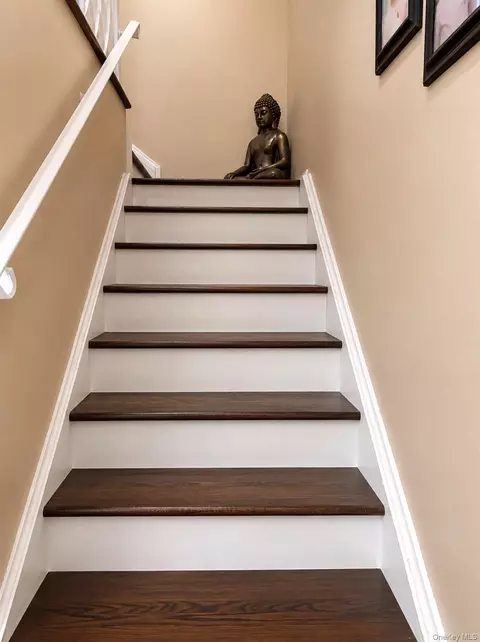 Entry Way - 930 Merrick Rd #5, Baldwin, NY 11510 photo 2 of 2