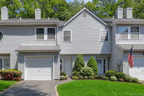 507 Sara Cir, Port Jefferson Station, NY 11776
