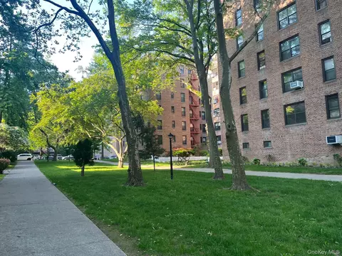 83-20 98 St #4E, New York, NY 11421