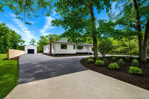 329 Railroad Ave, Center Moriches, NY 11934