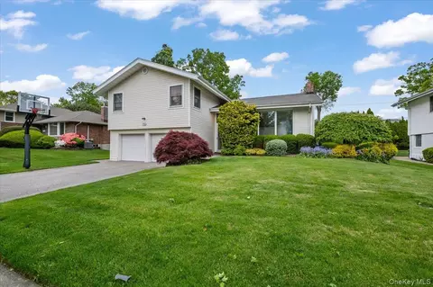 56 Middle Ln, Jericho, NY 11753