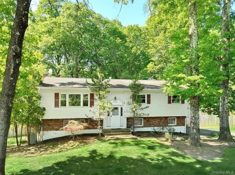 17 Twin Lakes Dr, Ramapo, NY 10952