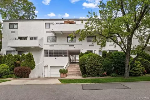 21 Canterbury Rd #15, North Hempstead, NY 11021