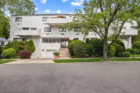 21 Canterbury Rd #15, North Hempstead, NY 11021
