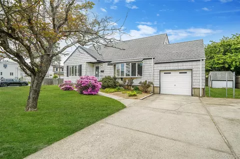75 Barnum St, West Babylon, NY 11704