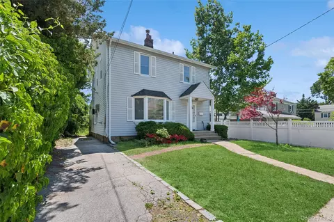 12 Clarkson St, Malverne, NY 11565