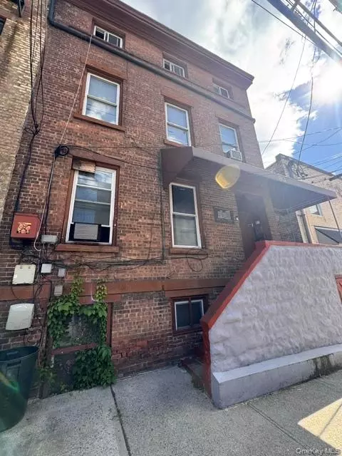 93 Ann St, Newburgh, NY 12550