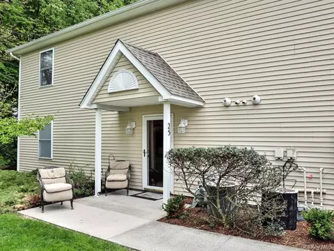 25 Village Cv, Warwick, NY 10990