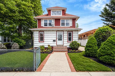 21823 139th Ave, New York, NY 11413