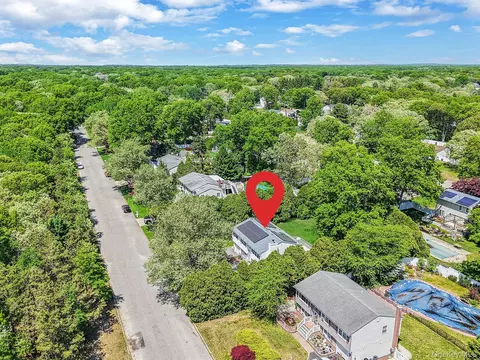 15 Peters Ln, Port Jefferson Station, NY 11776