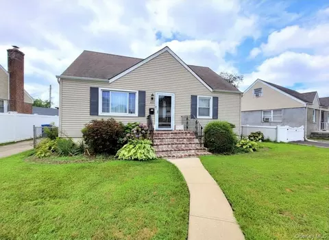 44 Circle Dr, Hempstead, NY 11550